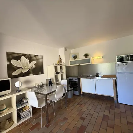 T2 En Rez De Jardin , Proche De St Clair Et Commerces *