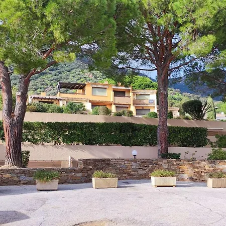 T2 En Rez De Jardin , Proche De St Clair Et Commerces *