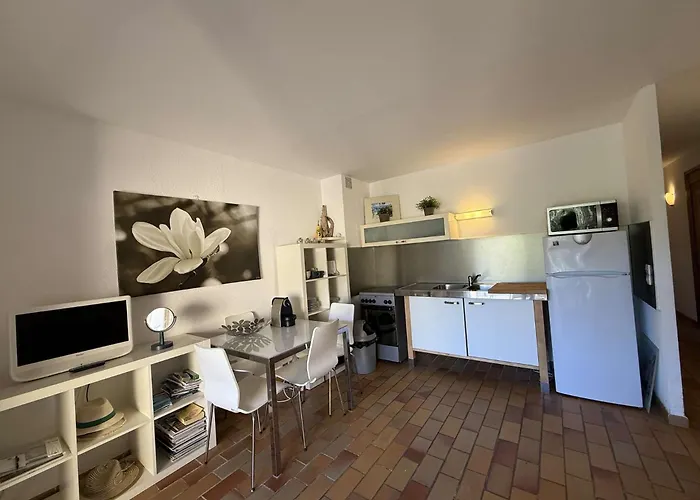 T2 En Rez De Jardin , Proche De St Clair Et Commerces *