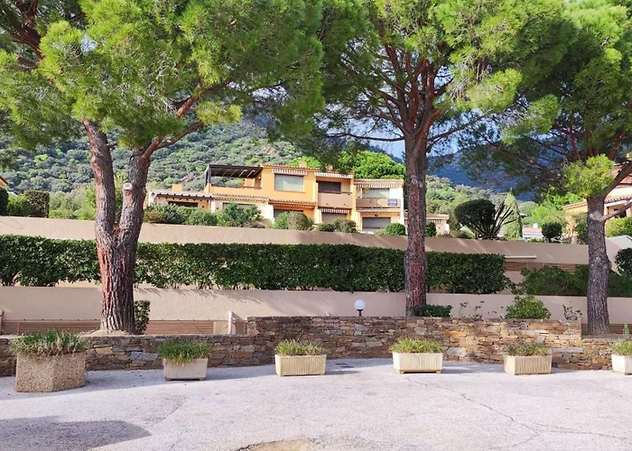 T2 En Rez De Jardin , Proche De St Clair Et Commerces *